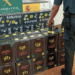 Arsenal de gas de la risa que llevaba en su vehículo.