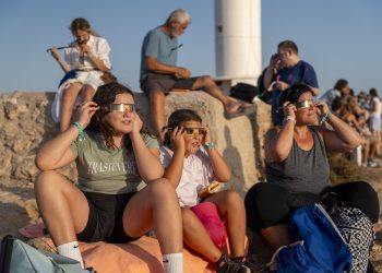 Personas mirando el eclipse solar en Formentera con gafas homologadas. Foto de Paco Natera