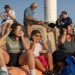Personas mirando el eclipse solar en Formentera con gafas homologadas. Foto de Paco Natera