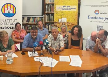 Representantes de todas las entidades, durante la rueda de prensa de denuncia de los vertidos de la EDAR del aeropuerto de Ibiza.