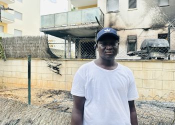 Modu, ayer frente a la vivienda. Sin equipo ni protección entró en la terraza y comenzó a apagar las llamas con lo que encontró, primero un extintor y después una manguera. Foto Laura Ferrer.