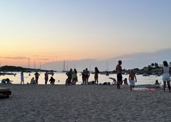 Turistas en Port des Torrent a última hora de la tarde. Foto L. F. A.