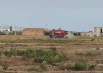 Un camión de aguas grises captado en la zona donde riega. Imagen cedida a Noudiari.es