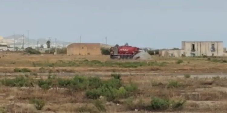 Un camión de aguas grises captado en la zona donde riega. Imagen cedida a Noudiari.es