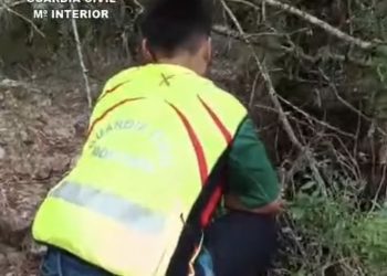 Inspección de un pozo por parte de la Guardia Civil.