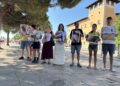 Algunas de las personas heridas muestran las imágenes de las contusiones y otras heridas sufridas durante la carga. Menys Turimes Més Vida