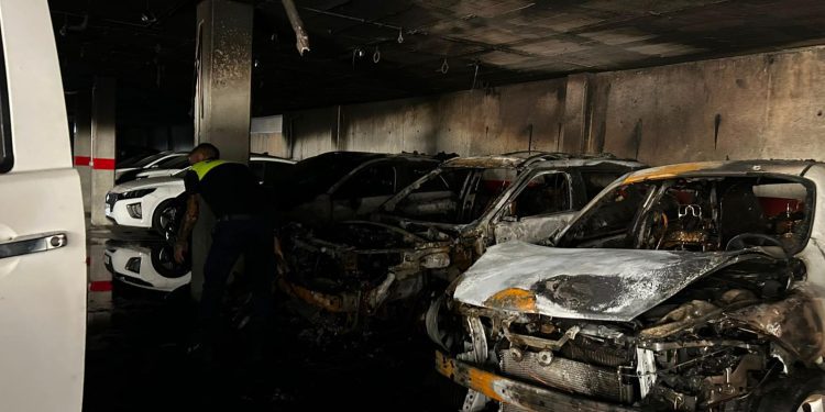 Vehículos completamente calcinados en el interior del aparcamiento del eficicio del carrer Músic Fermi Marí, 10.