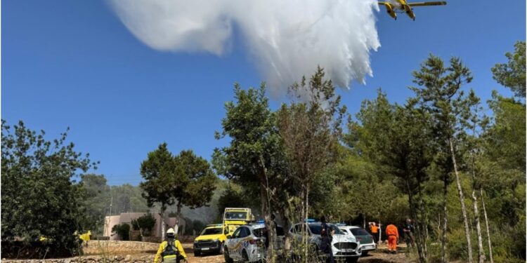 Medios de Ibanat actúan sobre el incendio en Sant Joan esta tarde.