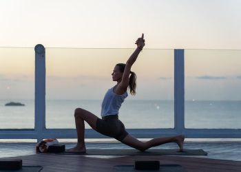 Sesion de yoga al amanecer en The Site con Verónica Blume.