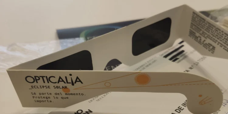 Gafas de Opticalia para ver el eclipse retiradas del mercado