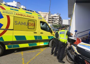 Una ambulancia del 061 y Policía Local de Ibiza, en las inmediaciones de la vivienda donde sucedieron los hechos.