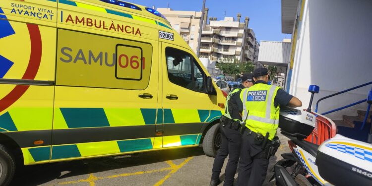 Una ambulancia del 061 y Policía Local de Ibiza, en las inmediaciones de la vivienda donde sucedieron los hechos.