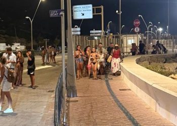 Turistas bajan de los party boats en Illa Plana y después deambulan por la zona, algunos en evidente estado de embriaguez. Foto cedida a Noudiari