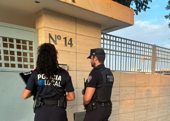 Policía Local de Ibiza actuando en una inspección.