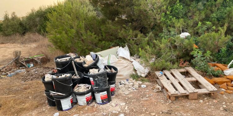 Escombreras en el barrio de Cas Mut de Ibiza. Imágenes Noudiari.es