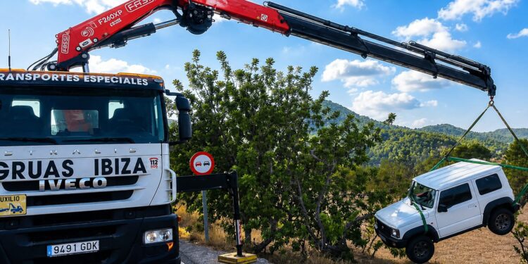 Grúas Ibiza rescata al vehículo que se salió de la vía en Sant Josep.