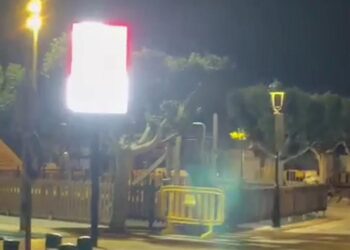 La pantalla, mientras estaba en pruebas, emitía anuncios y una luz muy fuerte. Cedida a Noudiari.es
