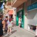 Cola en la librería Blau Press de Isidor Macabich para hacerse con una revista Elle con su regalo de lujo de Charlotte Tilbury. Foto S. R. Noudiari.es