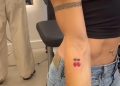 Puedes ver el vídeo del tatuaje en su TikTok: @melaniecmusic