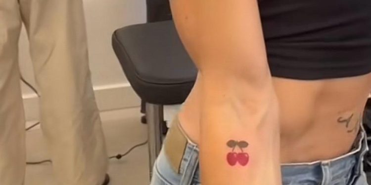 Puedes ver el vídeo del tatuaje en su TikTok: @melaniecmusic