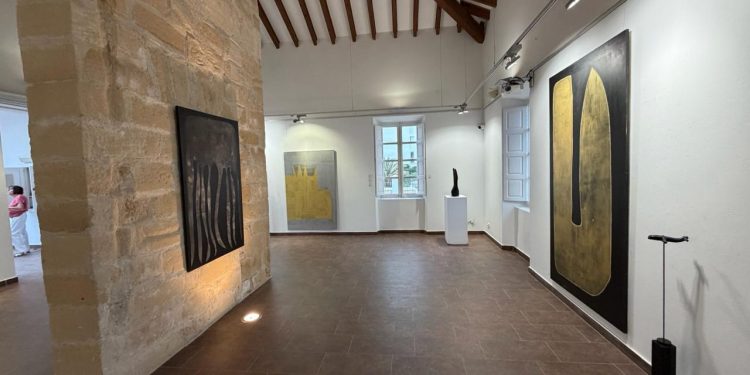 El Far de ses Coves Blanques acoge la nueva exposición de El. Rol dedicada a la sal de Ibiza.