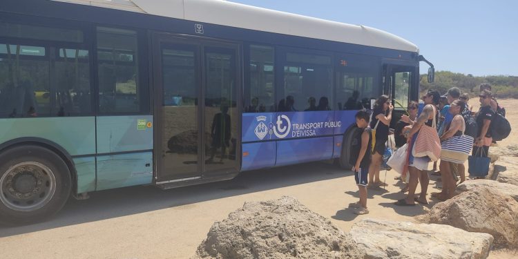 Autobús a una playa de Ibiza.