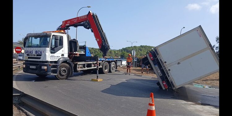 La retirada del camión se realizó mediante dos equipos de auxilio de Grúas Ibiza.
