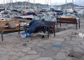 Imagen de archivo de una persona pernoctando en el puerto de Ibiza.