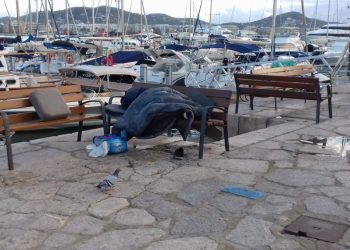 Imagen de archivo de una persona pernoctando en el puerto de Ibiza.