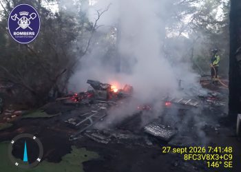 Un momento del incendio en el asentamiento de Casa Lola, en el que falleció un hombre tras sufrir quemaduras en el 90 por ciento de su cuerpo.