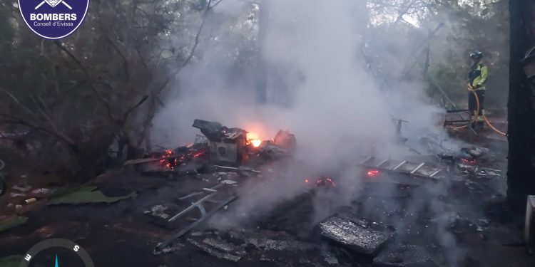 Un momento del incendio en el asentamiento de Casa Lola, en el que falleció un hombre tras sufrir quemaduras en el 90 por ciento de su cuerpo.