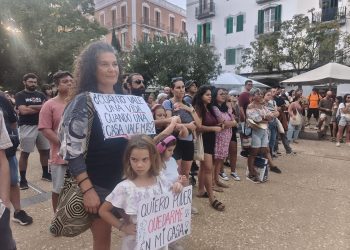 Protesta en Ibiza por el caso Mari Carmen que ha precipitado la aprobación de los decretos.