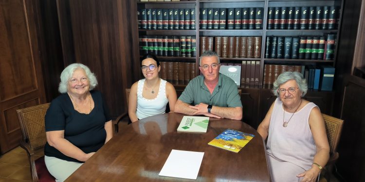 Reunión en la sede de Pimeef entre el presidente de la patronal y representantes del IEE y AJE.
