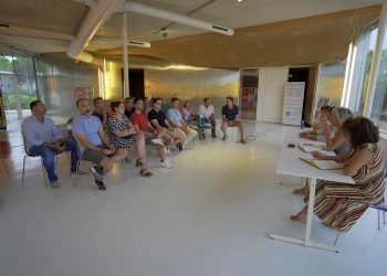 En la imagen, un instante de la reunión mantenida entre la alcaldesa y los vecinos