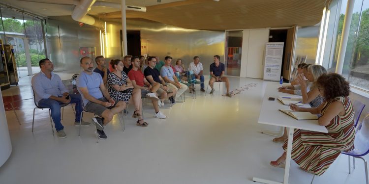 En la imagen, un instante de la reunión mantenida entre la alcaldesa y los vecinos