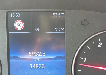 Imagen del termómetro digital  del interior de una ambulancia con base en Sant Antoni, que marca los 53.5ºC a las 15:50 horas. Foto: USAE