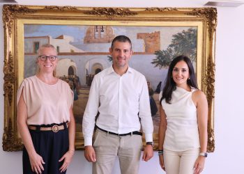 De izquierda a derecha, la concejala Maria Ribas, el alcalde Marcos Serra y la nueva secretaria Maria Coll.