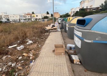 Imagen de suciedad en el entorno de contenedores de residuos en el barrio de Can Bonet. Imagen compartida por AAVV Can Bonet.