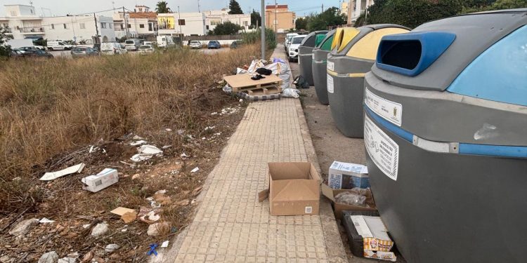 Imagen de suciedad en el entorno de contenedores de residuos en el barrio de Can Bonet. Imagen compartida por AAVV Can Bonet.