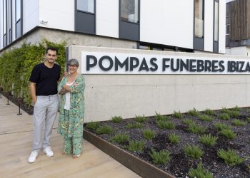 Adrián Valencia, cuarta generación de la familia al frente de Pompas Fúnebres Ibiza, con su madre, Ana Marí, actual gerente de la empresa. Fotografías de Paco Natera