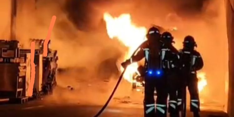 Varios efectivos de los Bomberos de Ibiza atacan el fuego que ha incendiado un camión y parte de una nave industrial en Sant Antoni.