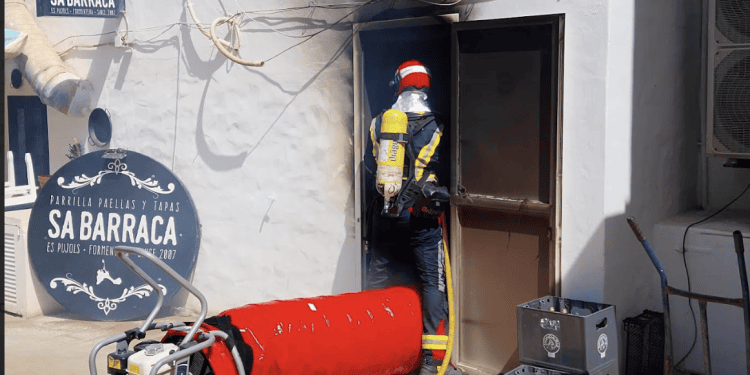 Bomberos de Formentera actuando en el cuarto de contadores afectado por el fuego. Consell de Formentera