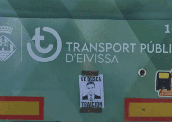 Cartel que ha aparecido en un bus de transporte público de Ibiza en esta imagen remitida por el PSOE.