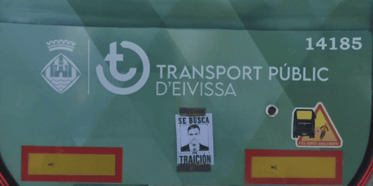 Cartel que ha aparecido en un bus de transporte público de Ibiza en esta imagen remitida por el PSOE.