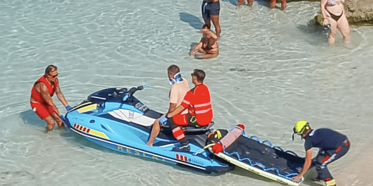El herido ha tenido que ser trasladado en moto acuática dadas las dificultades de acceso a la zona.
