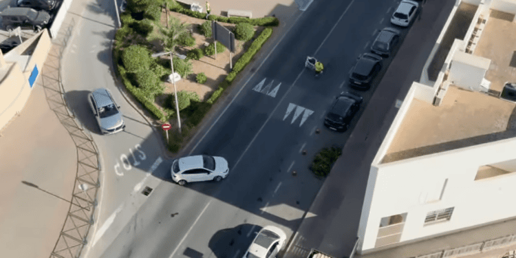 Uno de los muchos vehículos captados haciendo la 'clásica pirula' de Sant Jordi, Imagen de la Policía Local de Sant Josep.