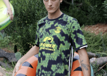 Una imagen de Braindead con la nueva camiseta de la UD Ibiza que ni aparecía etiquetada en la publicación, que ha sido editada varias veces.