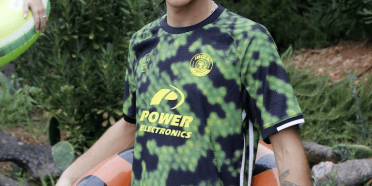 Una imagen de Braindead con la nueva camiseta de la UD Ibiza que ni aparecía etiquetada en la publicación, que ha sido editada varias veces.