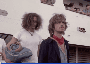 Una imagen de hippies desembarcando en Ibiza en agosto de 1971 en una de las grabaciones inéditas que salen a luz este viernes en Televisión Española.