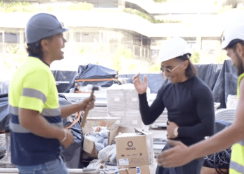 Salt Bae baila con dos obreros en el vídeo en el que anuncia que quedan tres meses para acabar The N Residences.